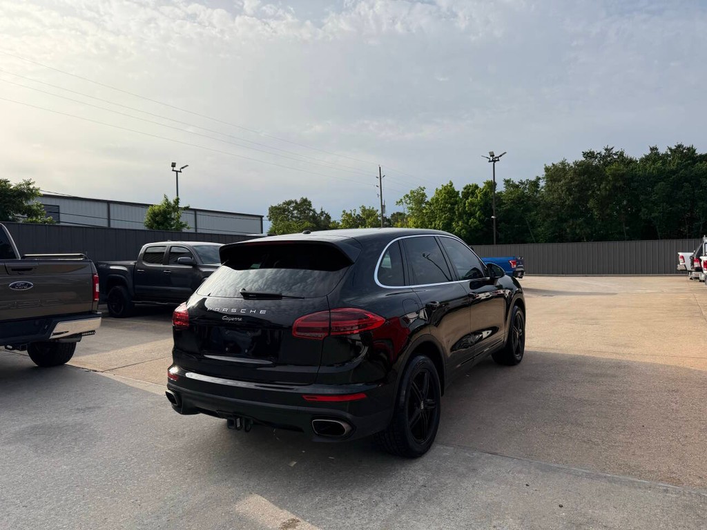 Porsche Cayenne Vehicle Full-screen Gallery Image 05