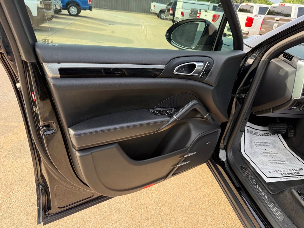 Porsche Cayenne Vehicle Full-screen Gallery Image 08