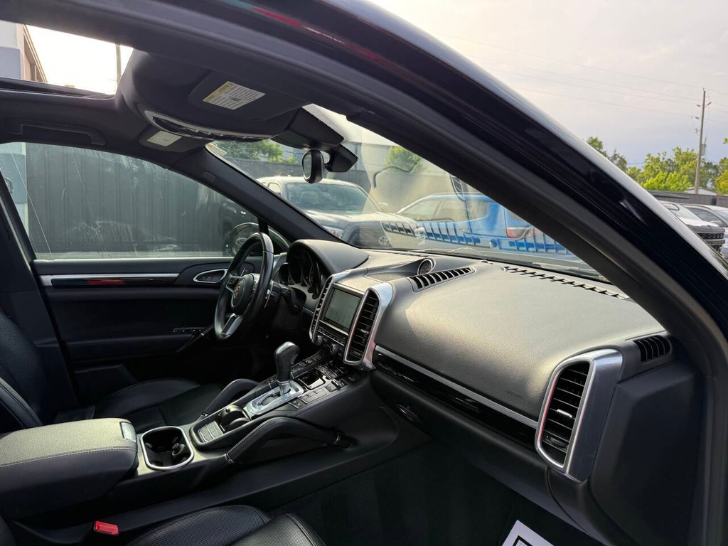 Porsche Cayenne Vehicle Full-screen Gallery Image 09