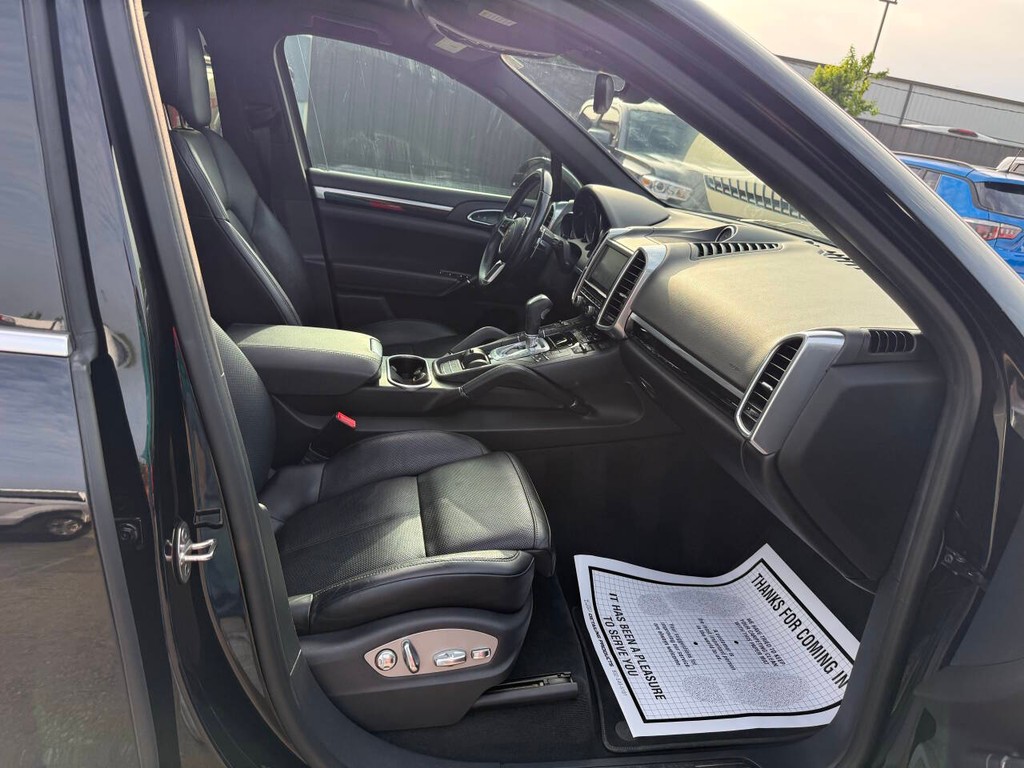 Porsche Cayenne Vehicle Full-screen Gallery Image 10