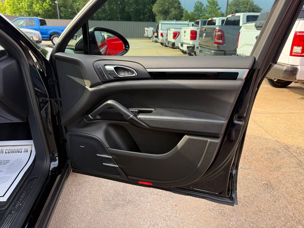 Porsche Cayenne Vehicle Full-screen Gallery Image 11