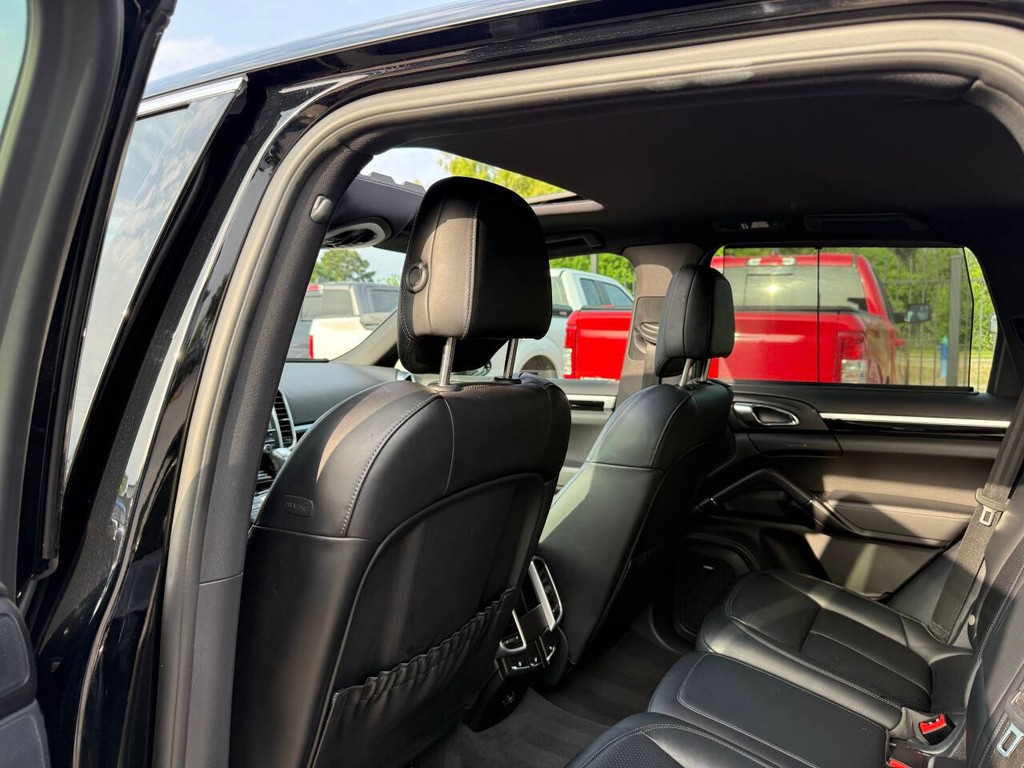 Porsche Cayenne Vehicle Full-screen Gallery Image 12