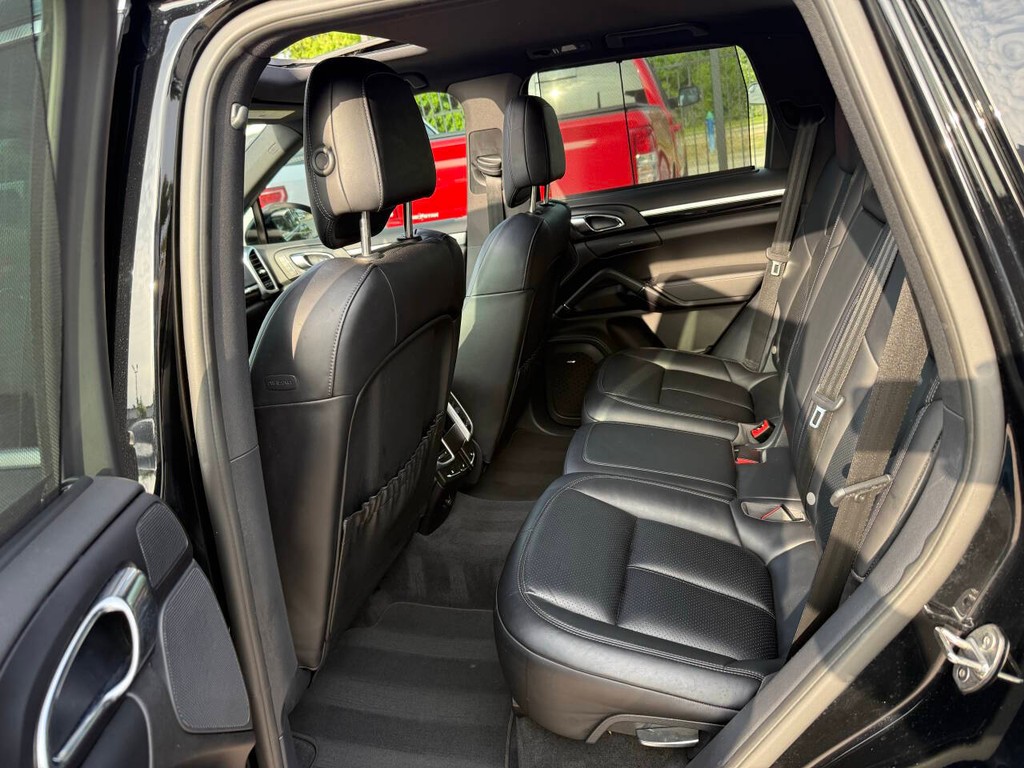 Porsche Cayenne Vehicle Full-screen Gallery Image 13