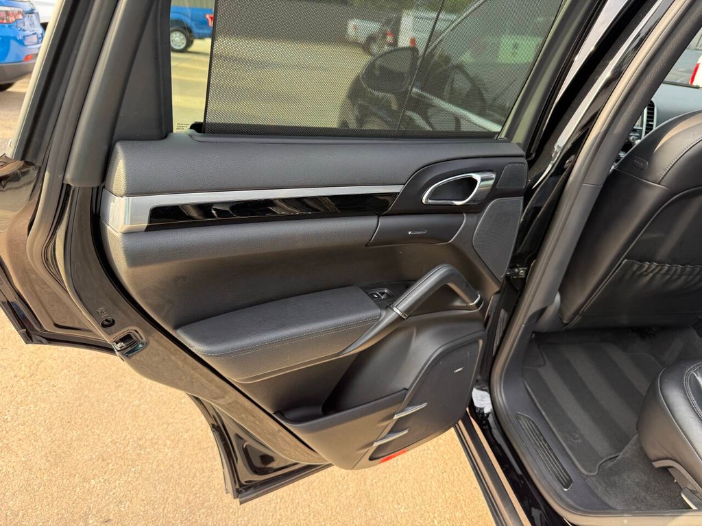 Porsche Cayenne Vehicle Full-screen Gallery Image 14