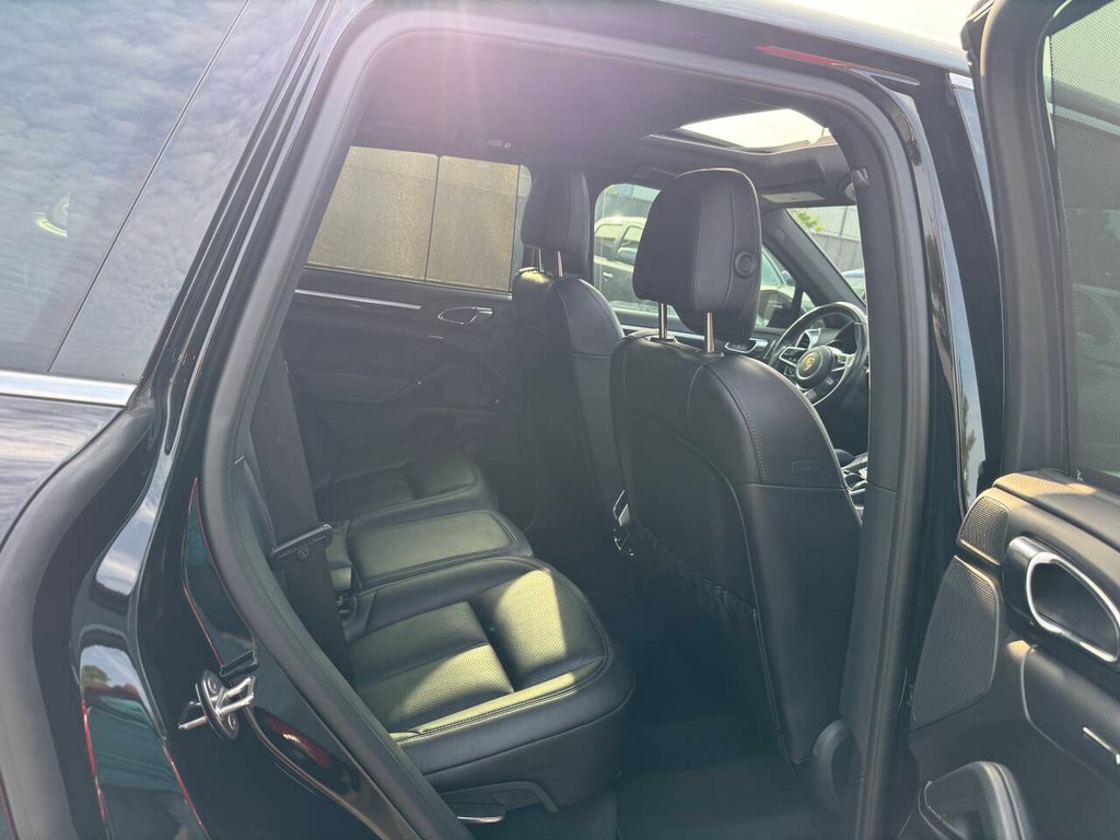 Porsche Cayenne Vehicle Full-screen Gallery Image 15