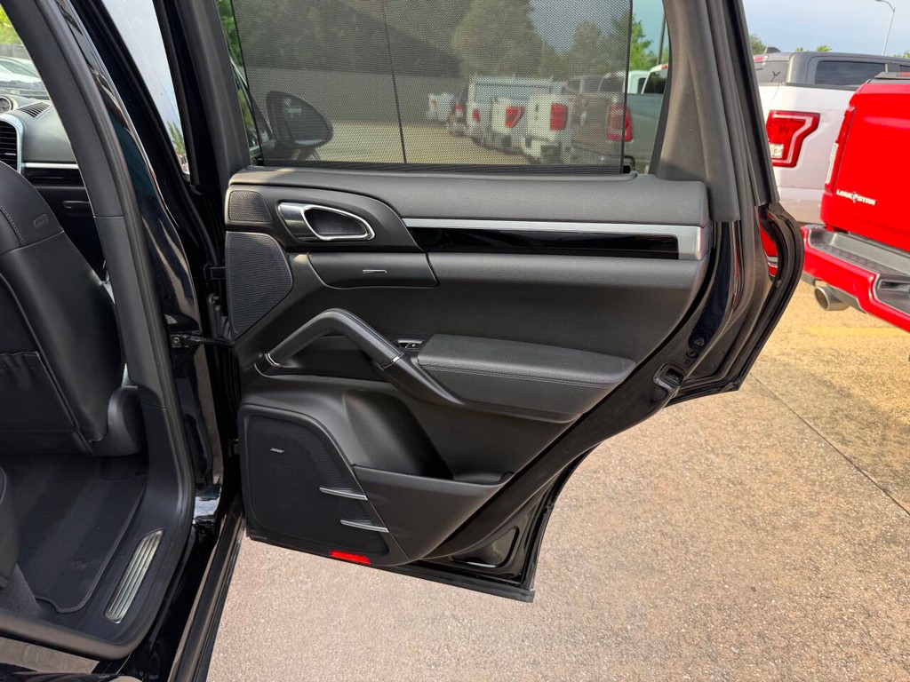 Porsche Cayenne Vehicle Full-screen Gallery Image 16