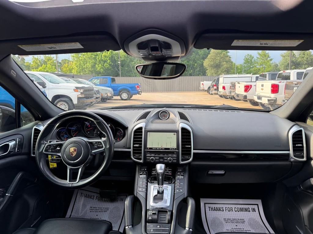 Porsche Cayenne Vehicle Full-screen Gallery Image 17