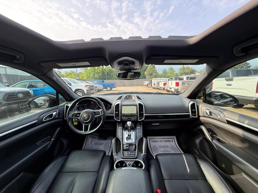Porsche Cayenne Vehicle Full-screen Gallery Image 18