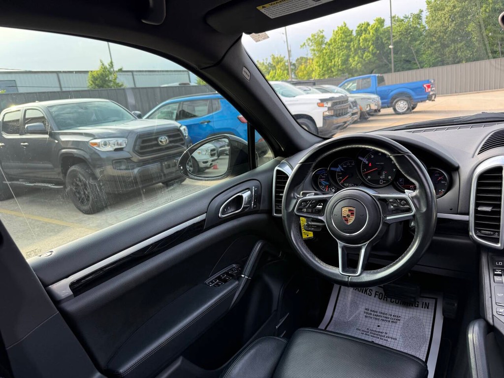 Porsche Cayenne Vehicle Full-screen Gallery Image 19