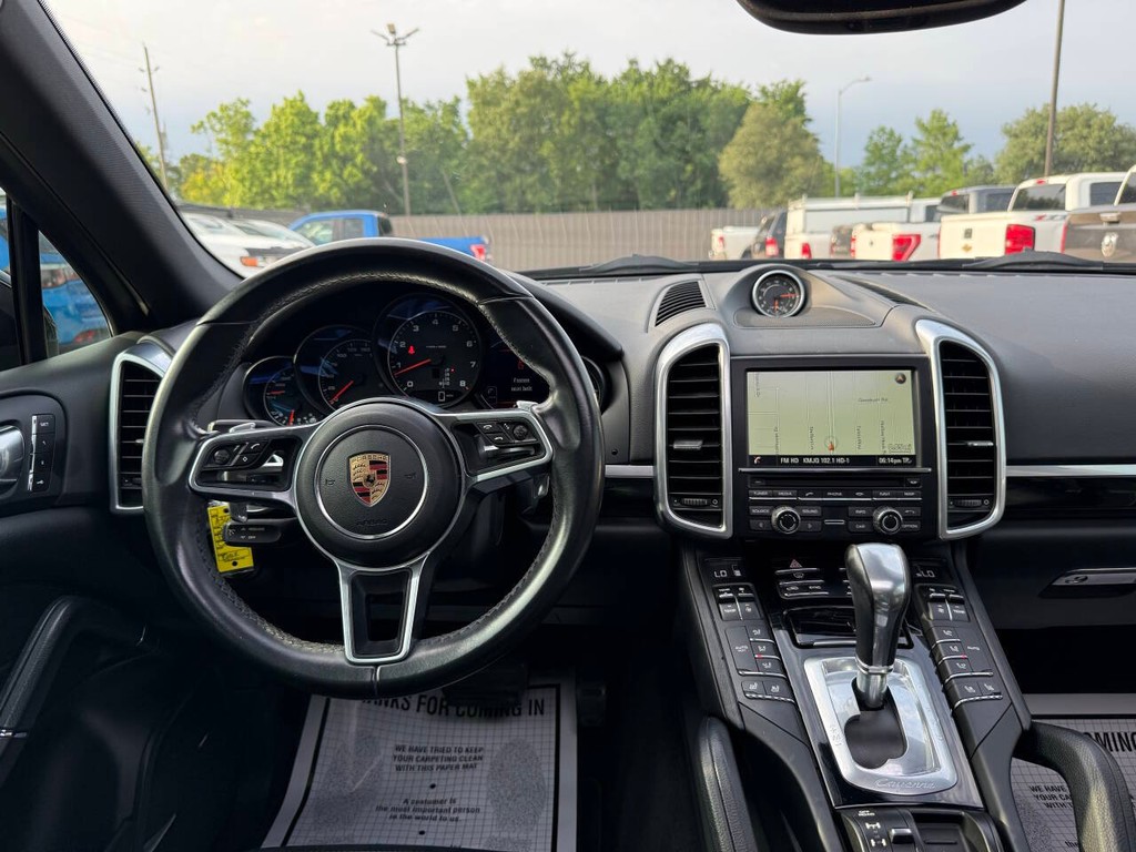 Porsche Cayenne Vehicle Full-screen Gallery Image 21