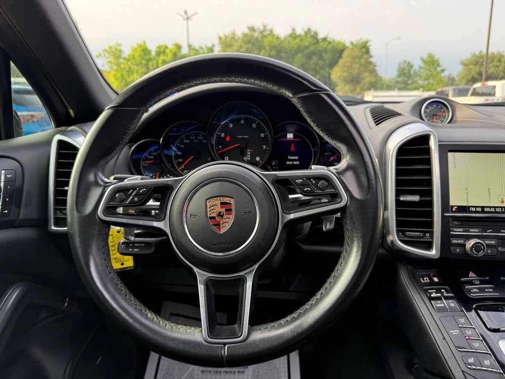 Porsche Cayenne Vehicle Full-screen Gallery Image 22