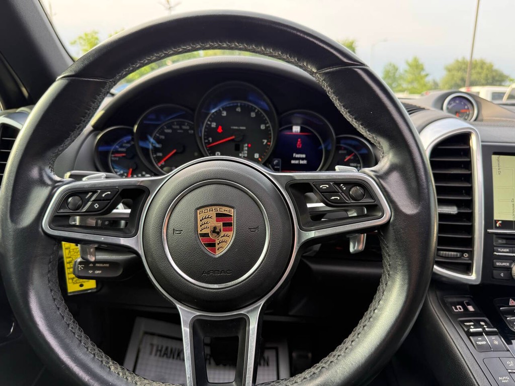 Porsche Cayenne Vehicle Full-screen Gallery Image 23