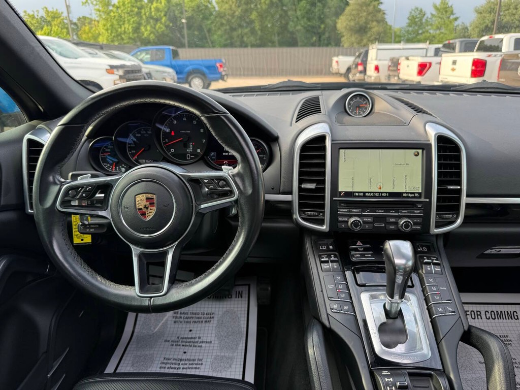 Porsche Cayenne Vehicle Full-screen Gallery Image 24