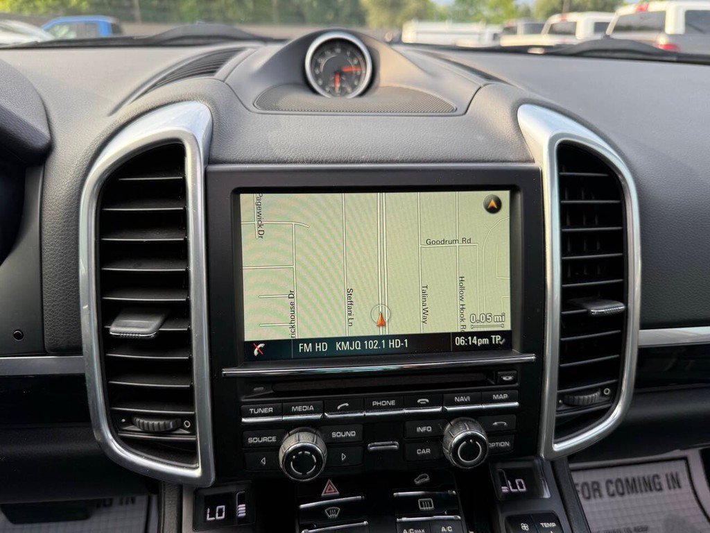 Porsche Cayenne Vehicle Full-screen Gallery Image 25