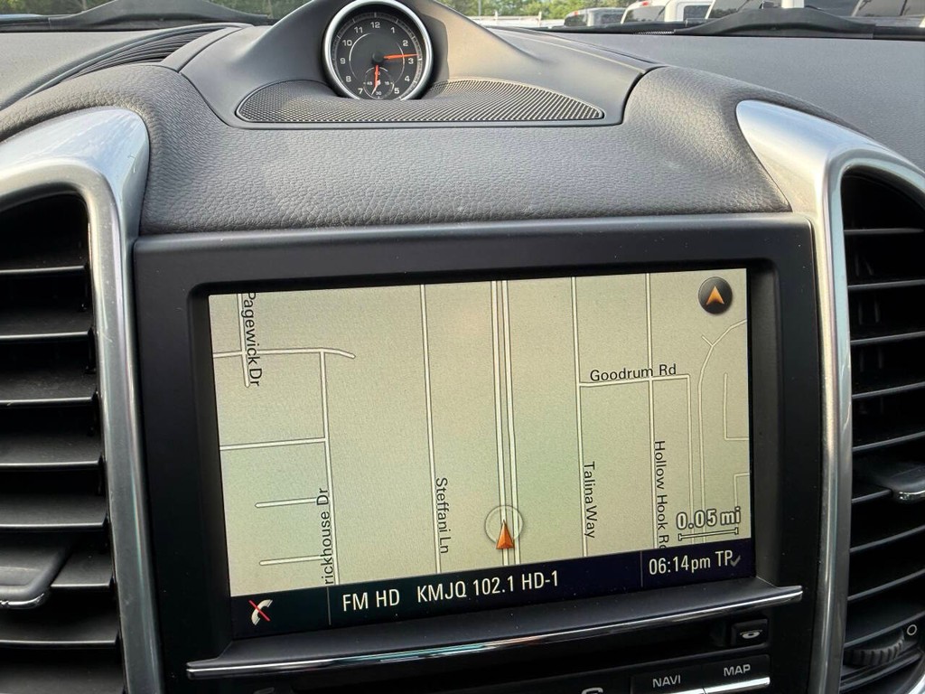 Porsche Cayenne Vehicle Full-screen Gallery Image 26