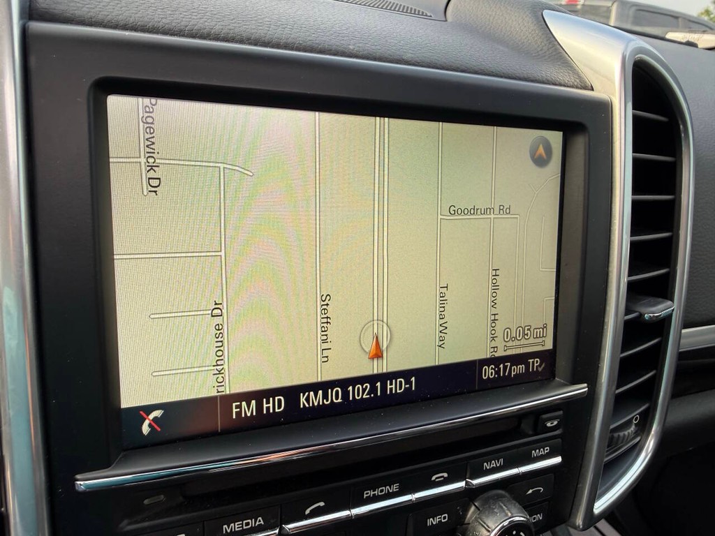 Porsche Cayenne Vehicle Full-screen Gallery Image 27