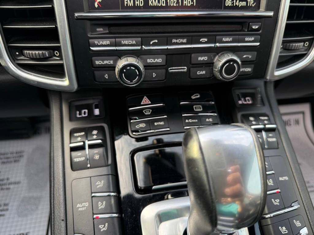 Porsche Cayenne Vehicle Full-screen Gallery Image 28