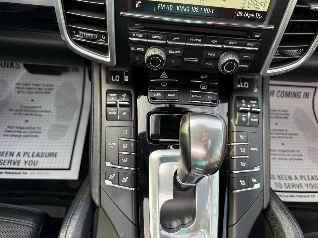 Porsche Cayenne Vehicle Full-screen Gallery Image 29