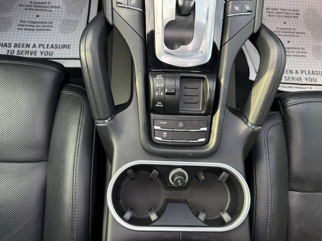 Porsche Cayenne Vehicle Full-screen Gallery Image 30
