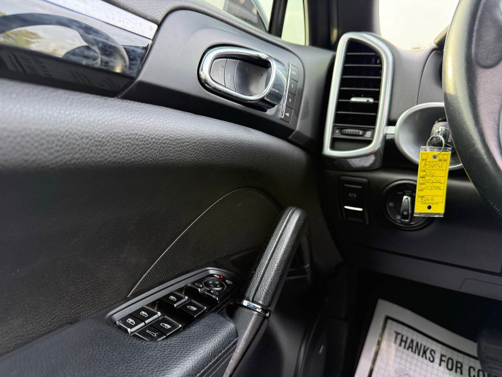 Porsche Cayenne Vehicle Full-screen Gallery Image 31