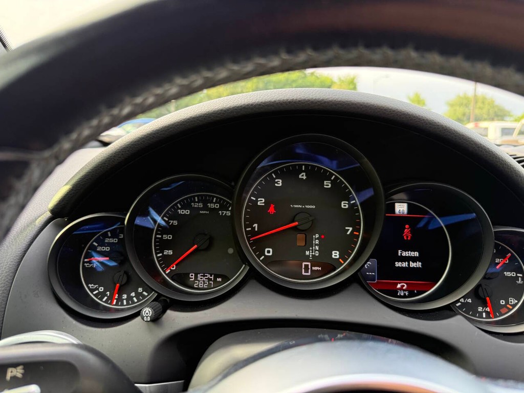 Porsche Cayenne Vehicle Full-screen Gallery Image 33