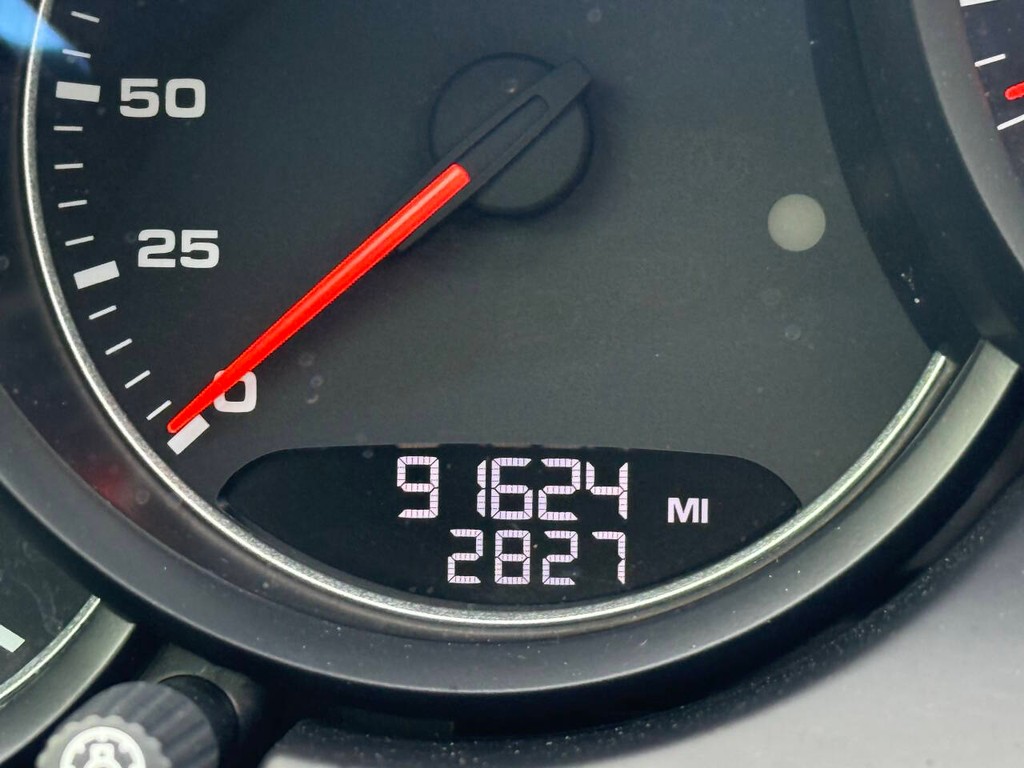 Porsche Cayenne Vehicle Full-screen Gallery Image 34