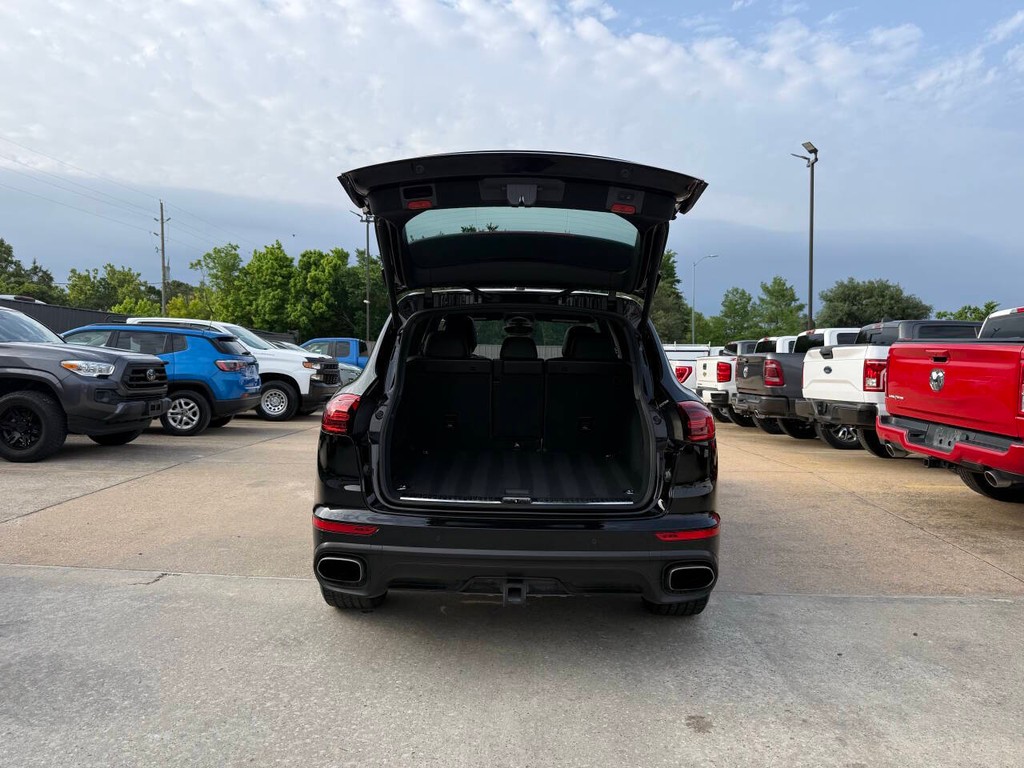 Porsche Cayenne Vehicle Full-screen Gallery Image 38