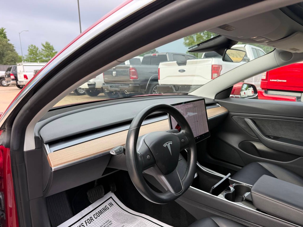 Tesla Model 3 Vehicle Full-screen Gallery Image 06