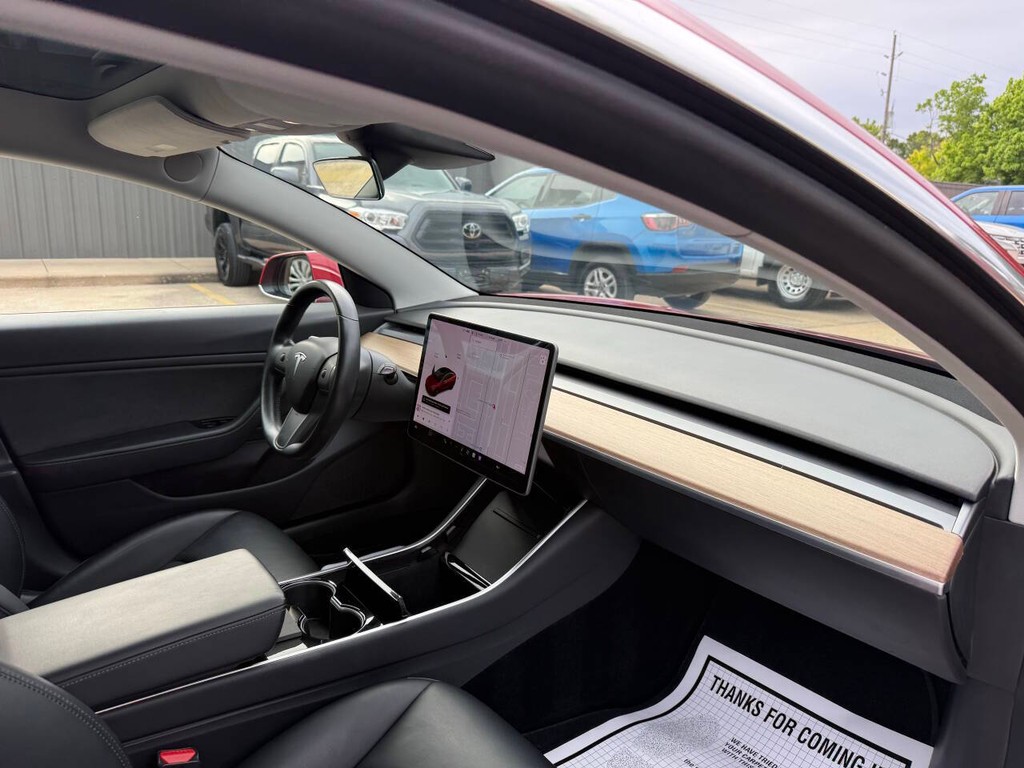 Tesla Model 3 Vehicle Full-screen Gallery Image 09