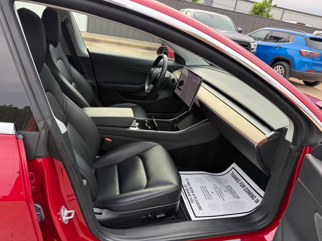 Tesla Model 3 Vehicle Full-screen Gallery Image 10