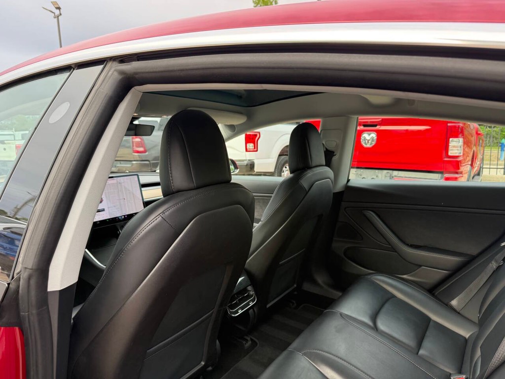 Tesla Model 3 Vehicle Full-screen Gallery Image 12