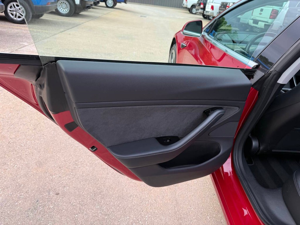 Tesla Model 3 Vehicle Full-screen Gallery Image 14