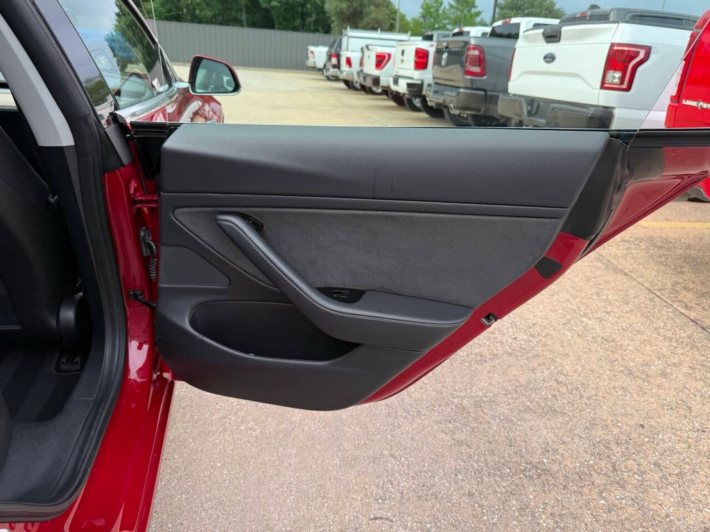 Tesla Model 3 Vehicle Full-screen Gallery Image 16