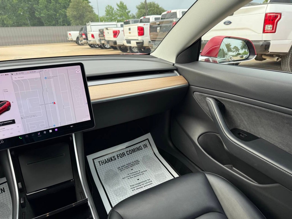 Tesla Model 3 Vehicle Full-screen Gallery Image 20