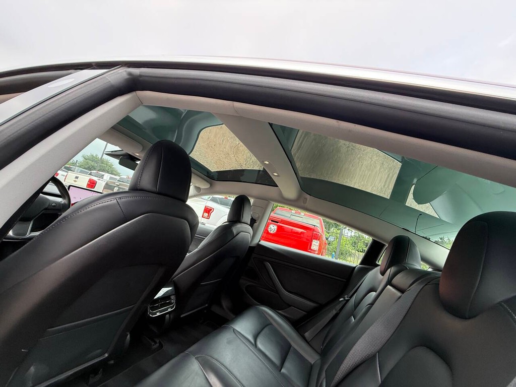 Tesla Model 3 Vehicle Full-screen Gallery Image 29