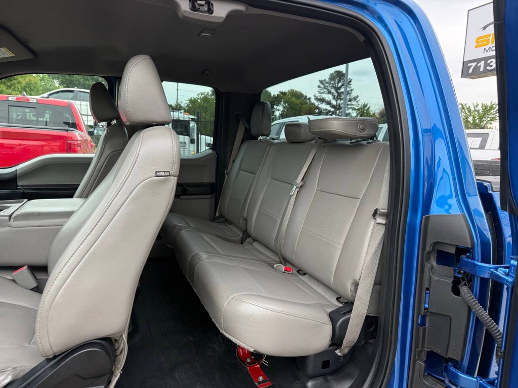 Ford F-150 Vehicle Full-screen Gallery Image 12