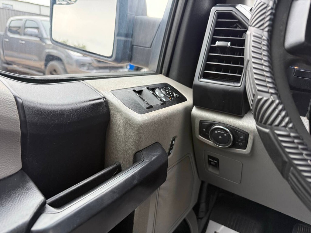 Ford F-150 Vehicle Full-screen Gallery Image 25