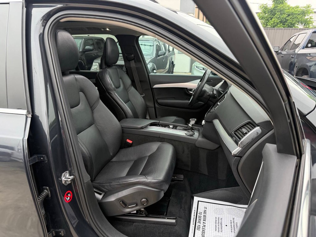 Volvo XC90 Vehicle Full-screen Gallery Image 10