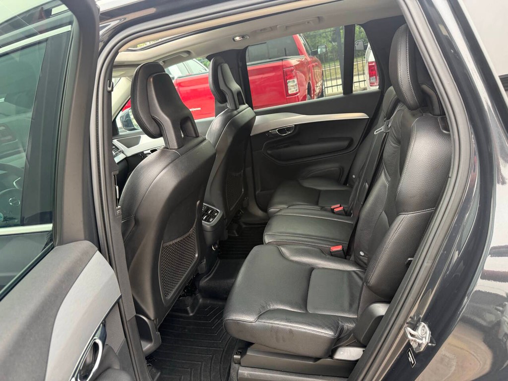 Volvo XC90 Vehicle Full-screen Gallery Image 12