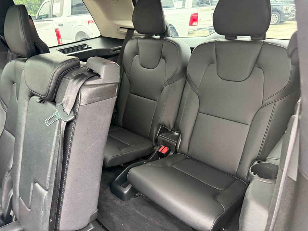 Volvo XC90 Vehicle Full-screen Gallery Image 13