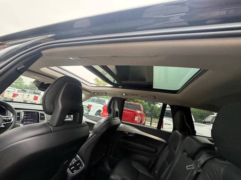 Volvo XC90 Vehicle Full-screen Gallery Image 30