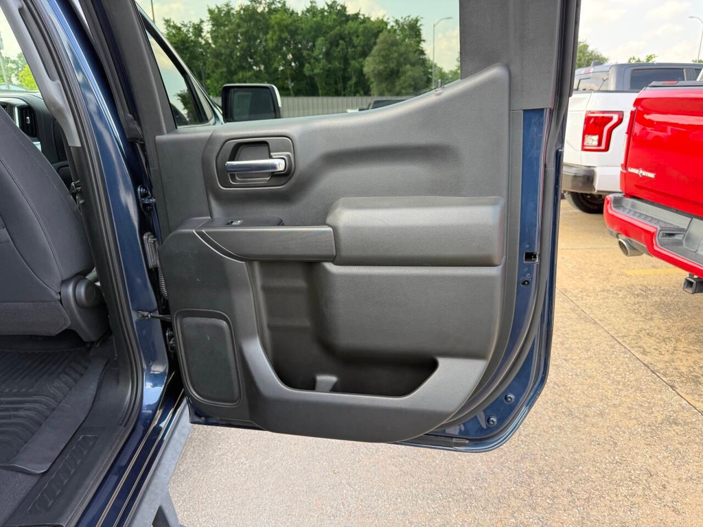 Chevrolet Silverado 1500 Vehicle Full-screen Gallery Image 16