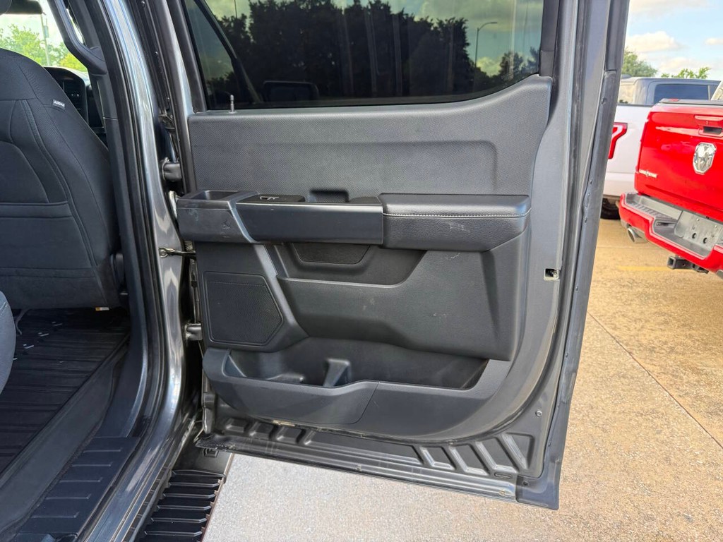 Ford F-150 Vehicle Full-screen Gallery Image 16