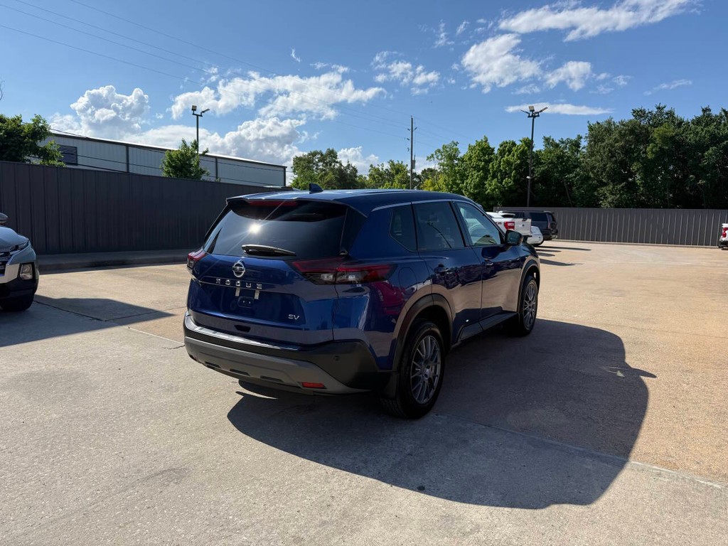 Nissan Rogue Vehicle Full-screen Gallery Image 04