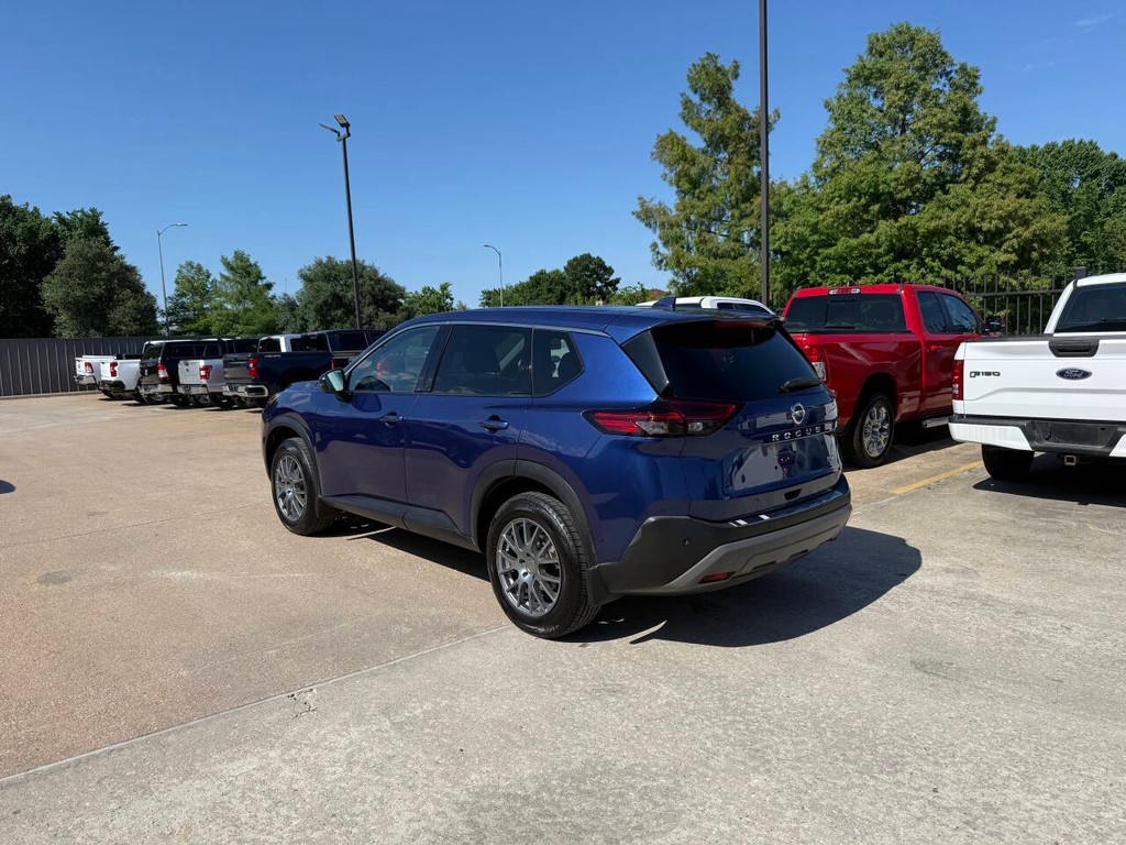Nissan Rogue Vehicle Full-screen Gallery Image 05