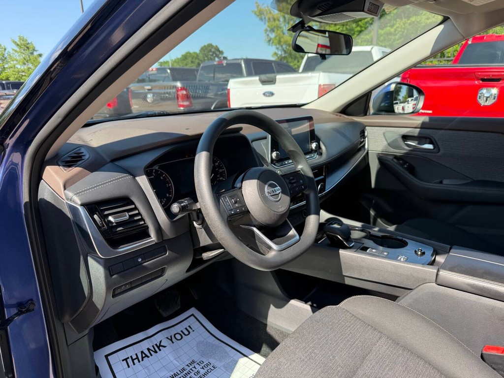Nissan Rogue Vehicle Full-screen Gallery Image 06