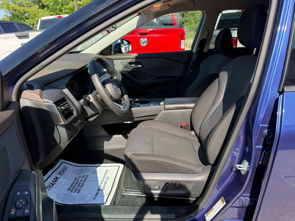 Nissan Rogue Vehicle Full-screen Gallery Image 07
