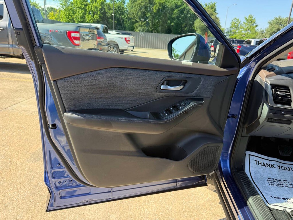Nissan Rogue Vehicle Full-screen Gallery Image 08