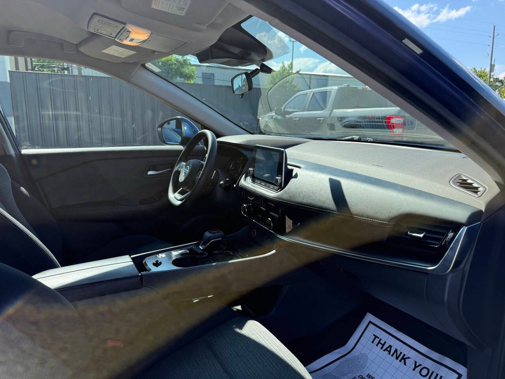 Nissan Rogue Vehicle Full-screen Gallery Image 09