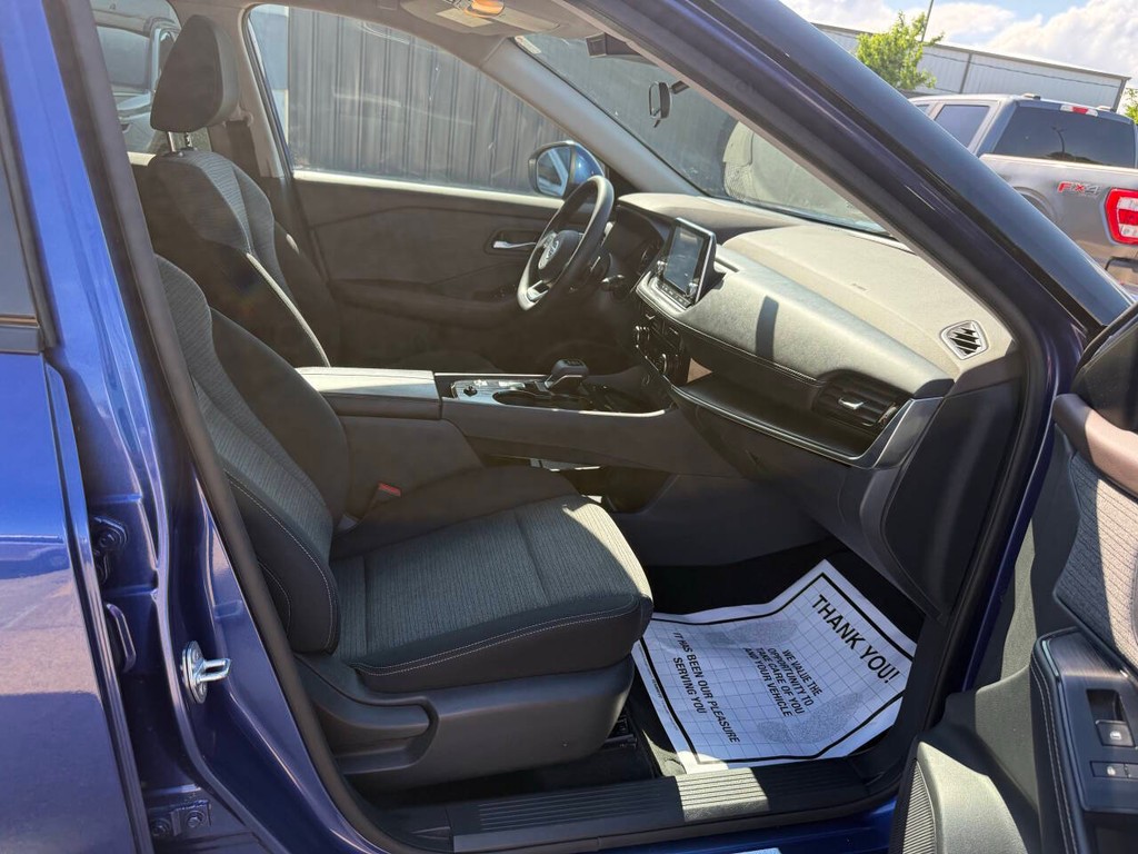 Nissan Rogue Vehicle Full-screen Gallery Image 10